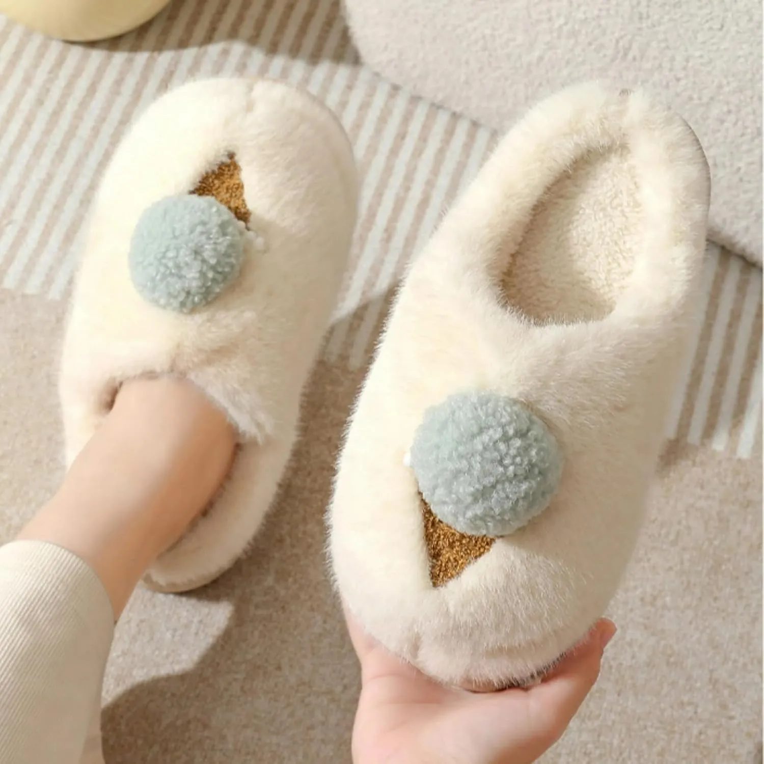 Fuzzy Parent-Child Slippers Cute Cute Pom-Poms Decor Closed Back & Open Back Soft Cozy Warm Anti-Slip Soles Run Small Indoor Outdoor Platforms Fluffy Slippers Gift for Christmas