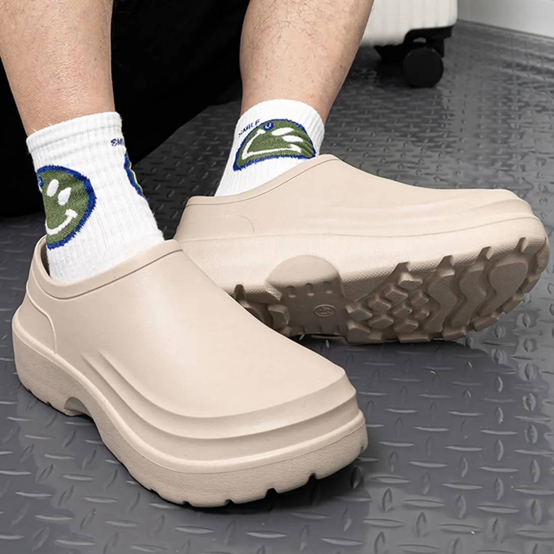 Harssidanzar Mens Clogs, Chef Shoes for Men,Garden Shoes,Slip On Work Shoes for Food Service, Garden, or Nursing HM201US