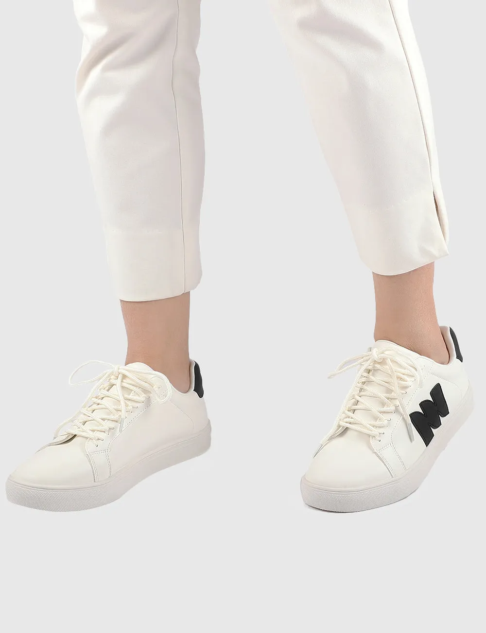 Hobnoob Rounded Toe Sneakers Men (Black)
