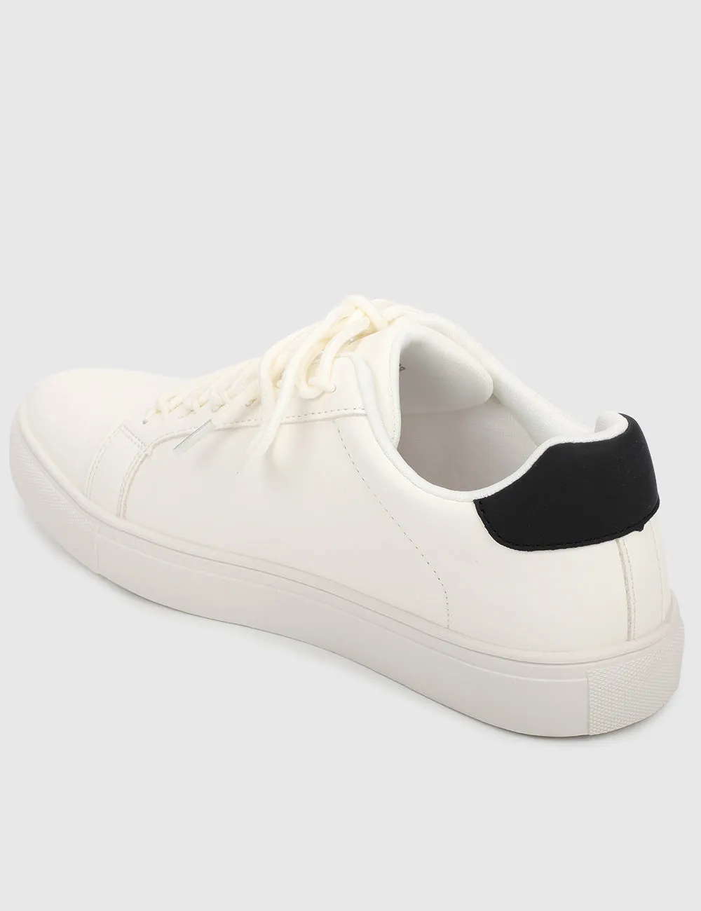 Hobnoob Rounded Toe Sneakers Men (Black)