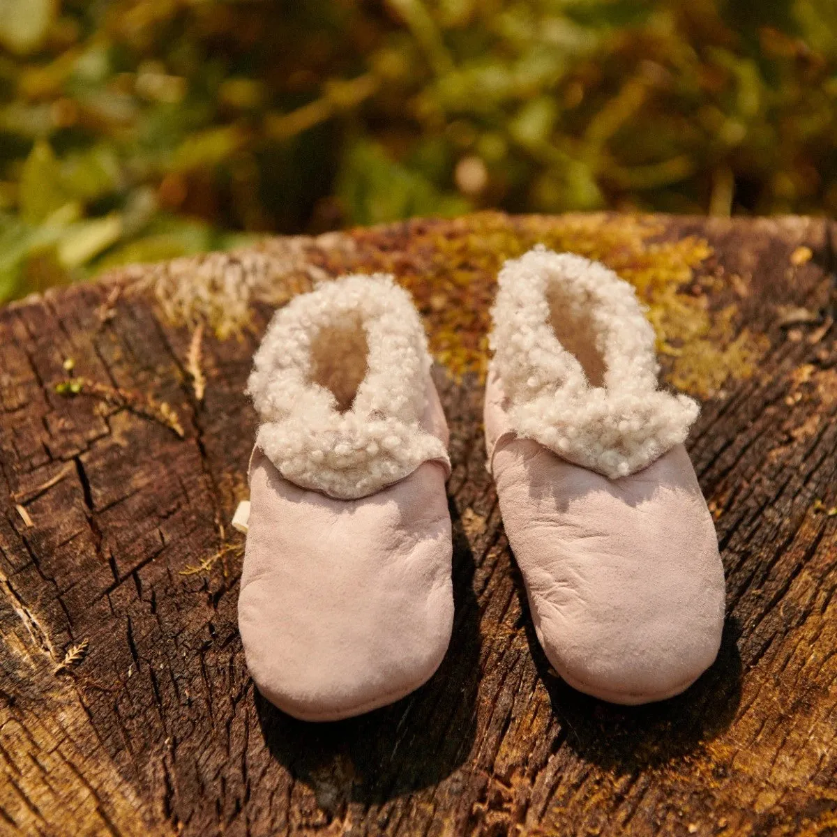 NATURE BABY - LAMBSKIN BOOTIES: ROSE BUD