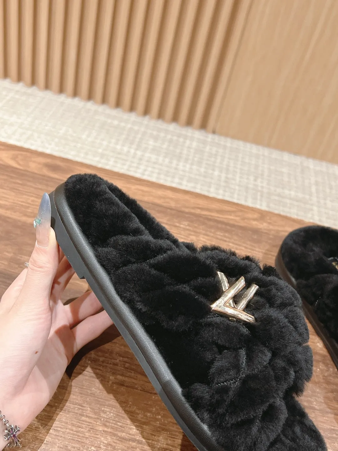 New wool embroidered flat slippers