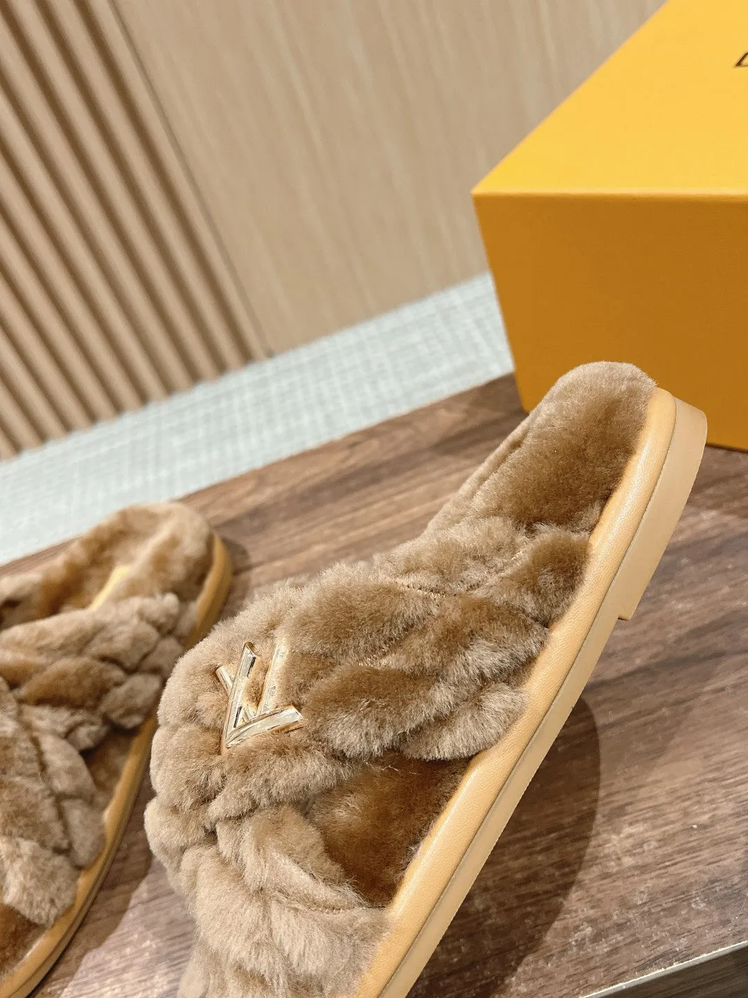 New wool embroidered flat slippers