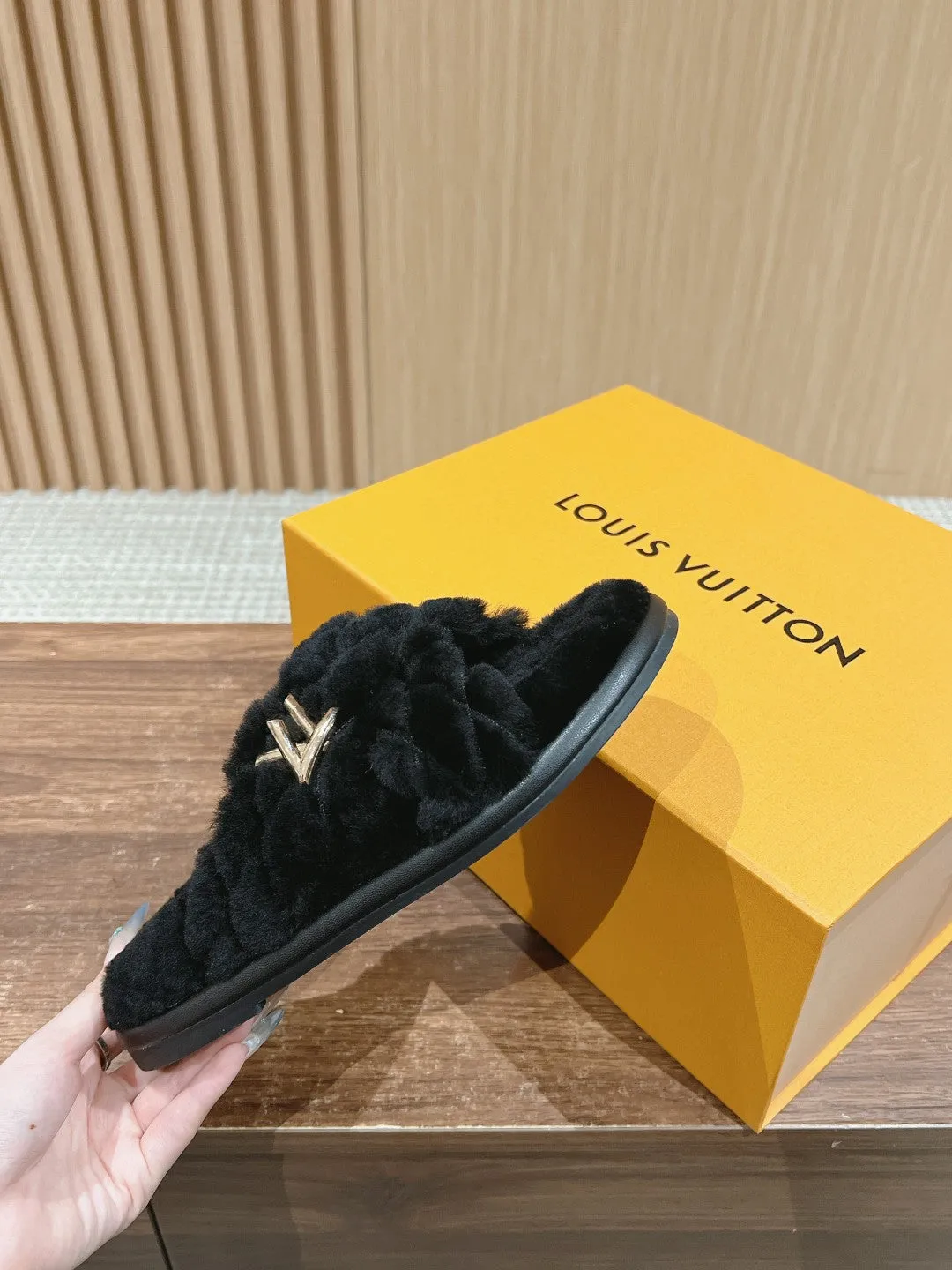 New wool embroidered flat slippers