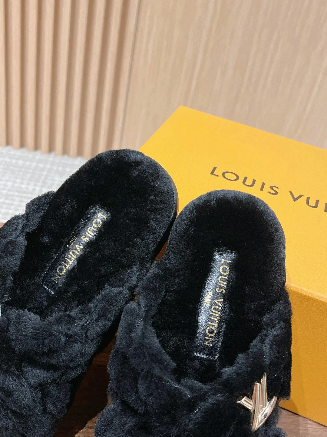 New wool embroidered flat slippers