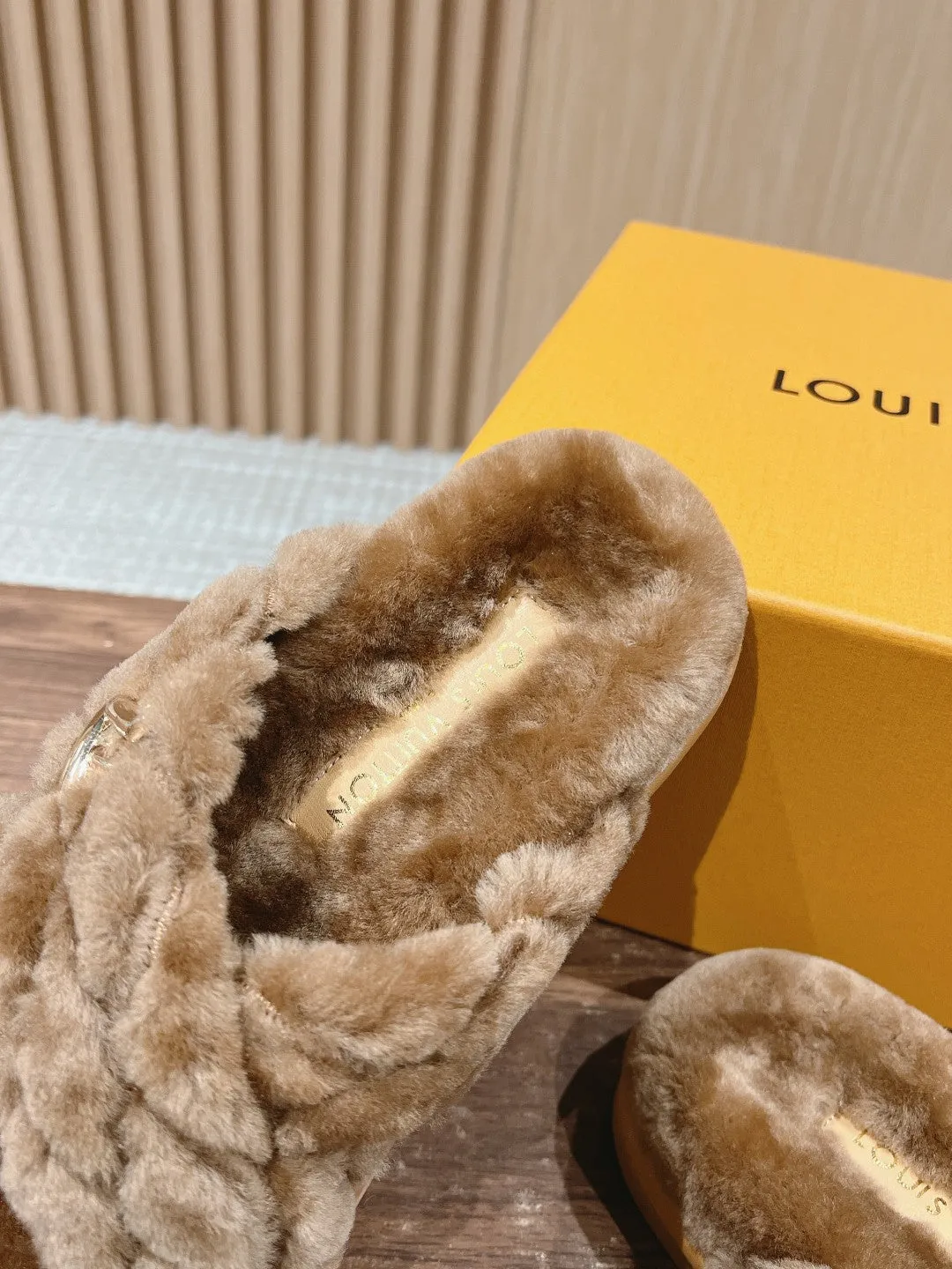 New wool embroidered flat slippers