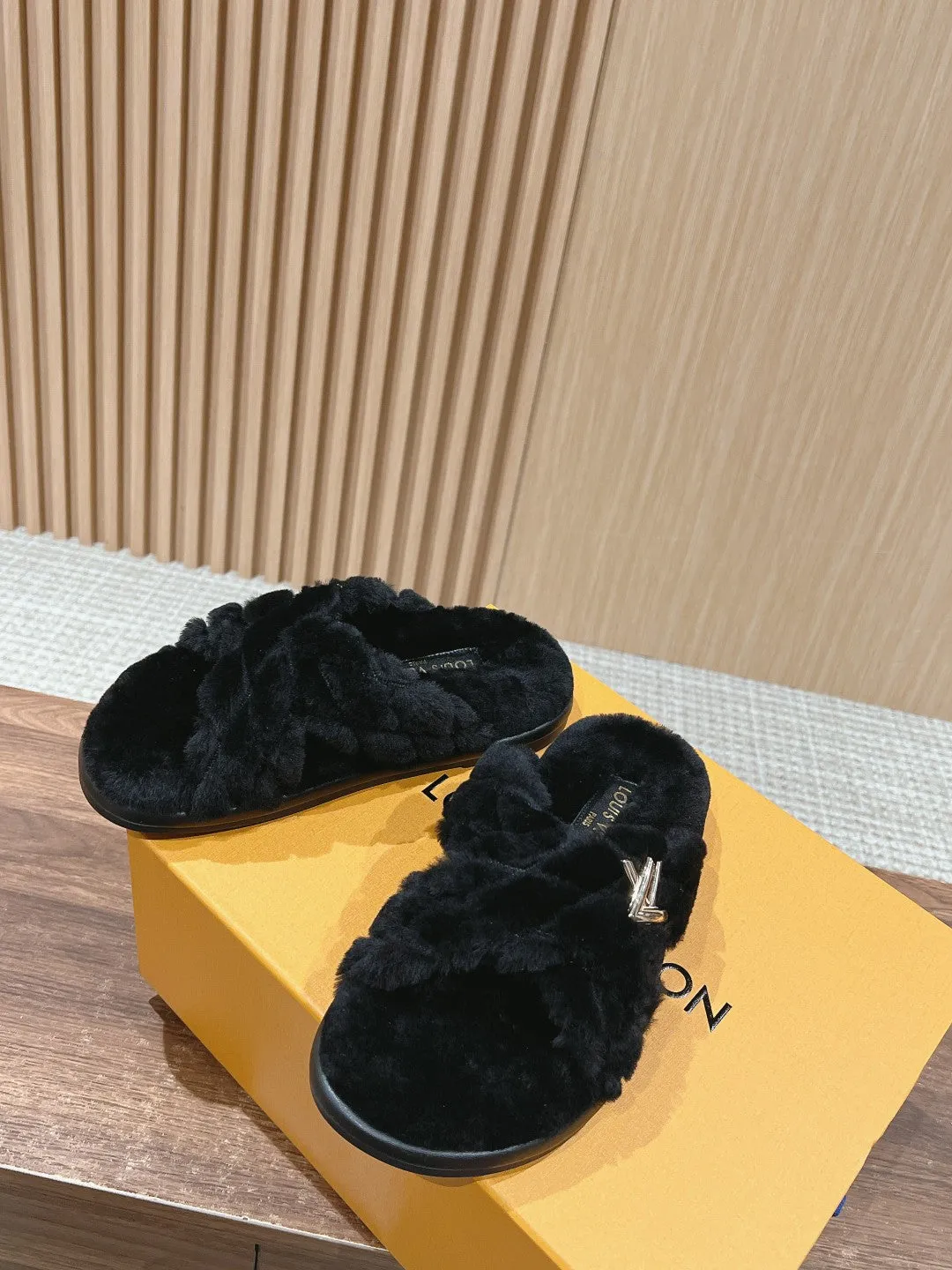 New wool embroidered flat slippers