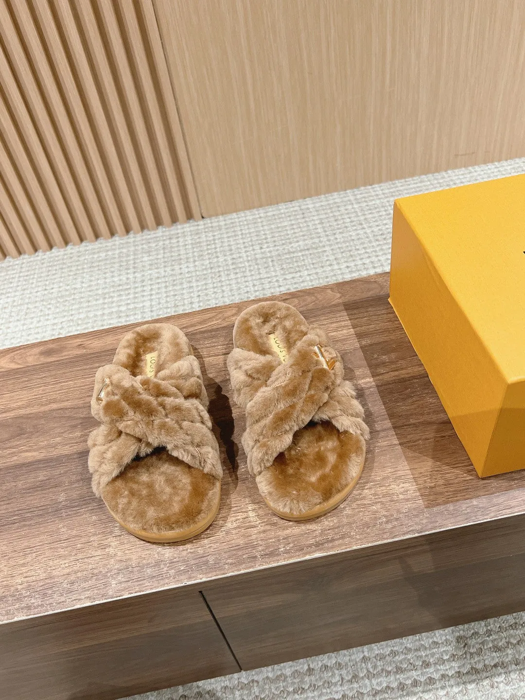 New wool embroidered flat slippers