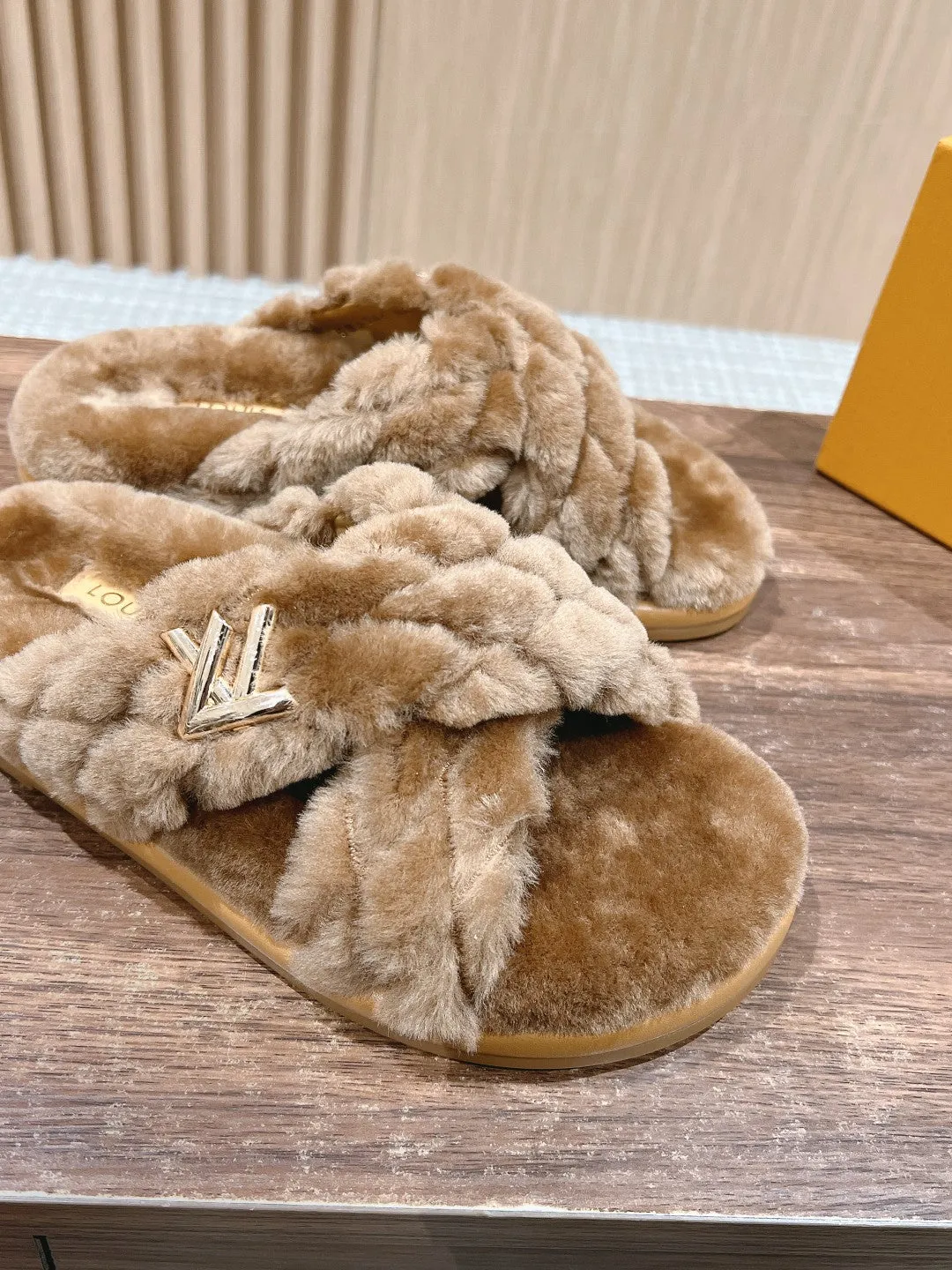 New wool embroidered flat slippers