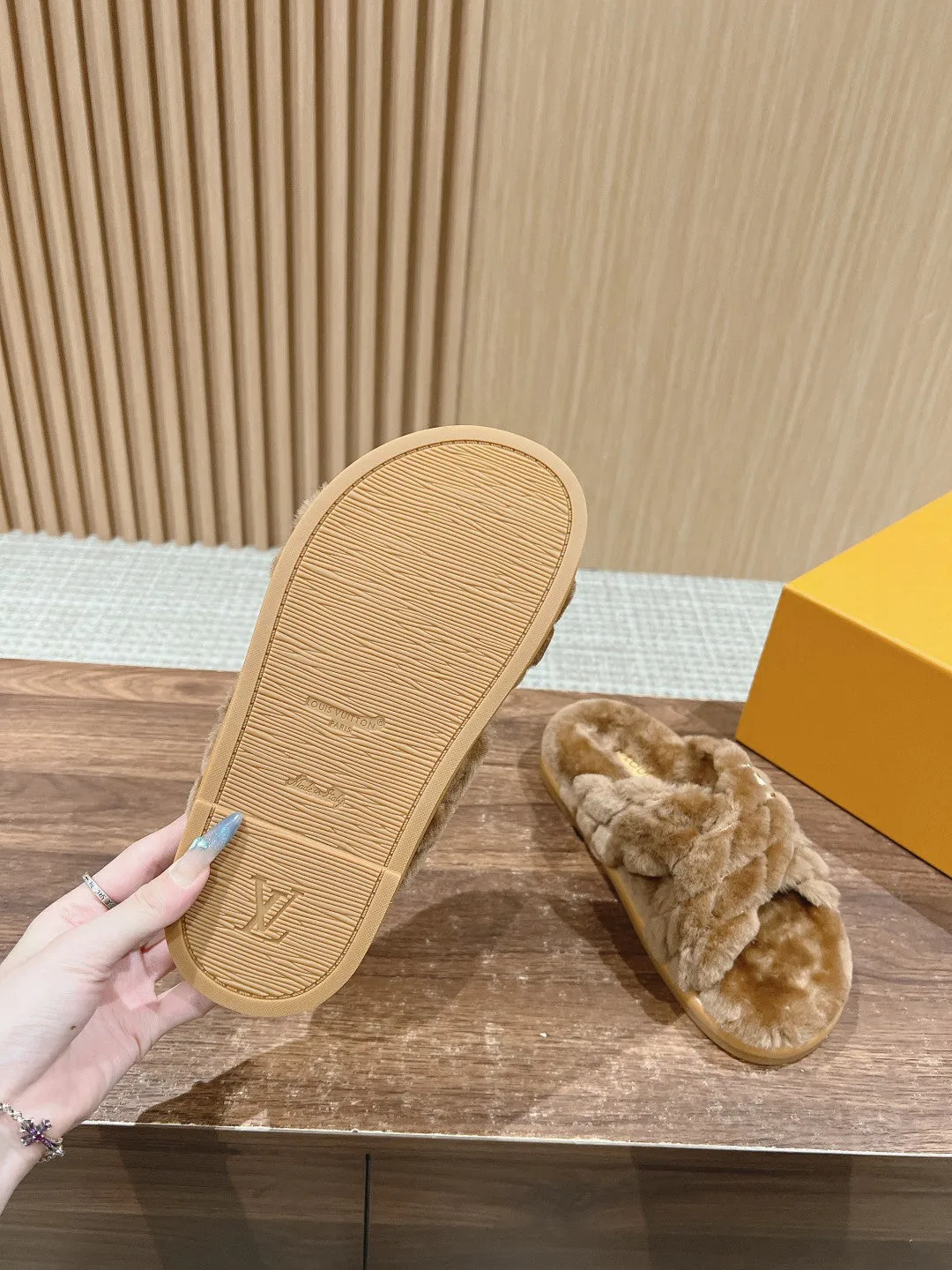 New wool embroidered flat slippers