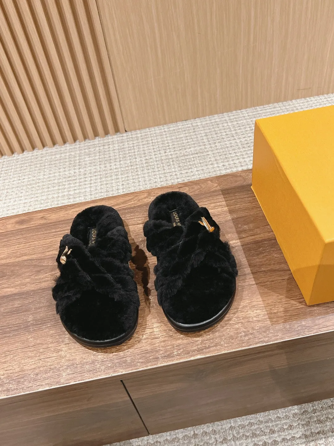 New wool embroidered flat slippers