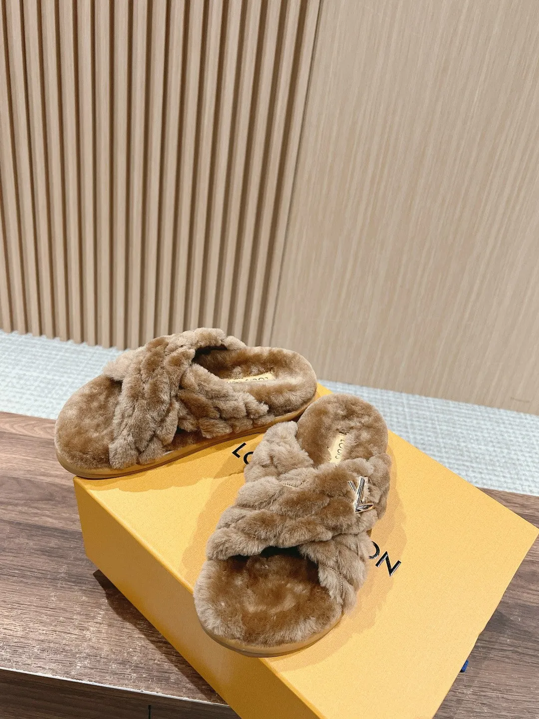 New wool embroidered flat slippers