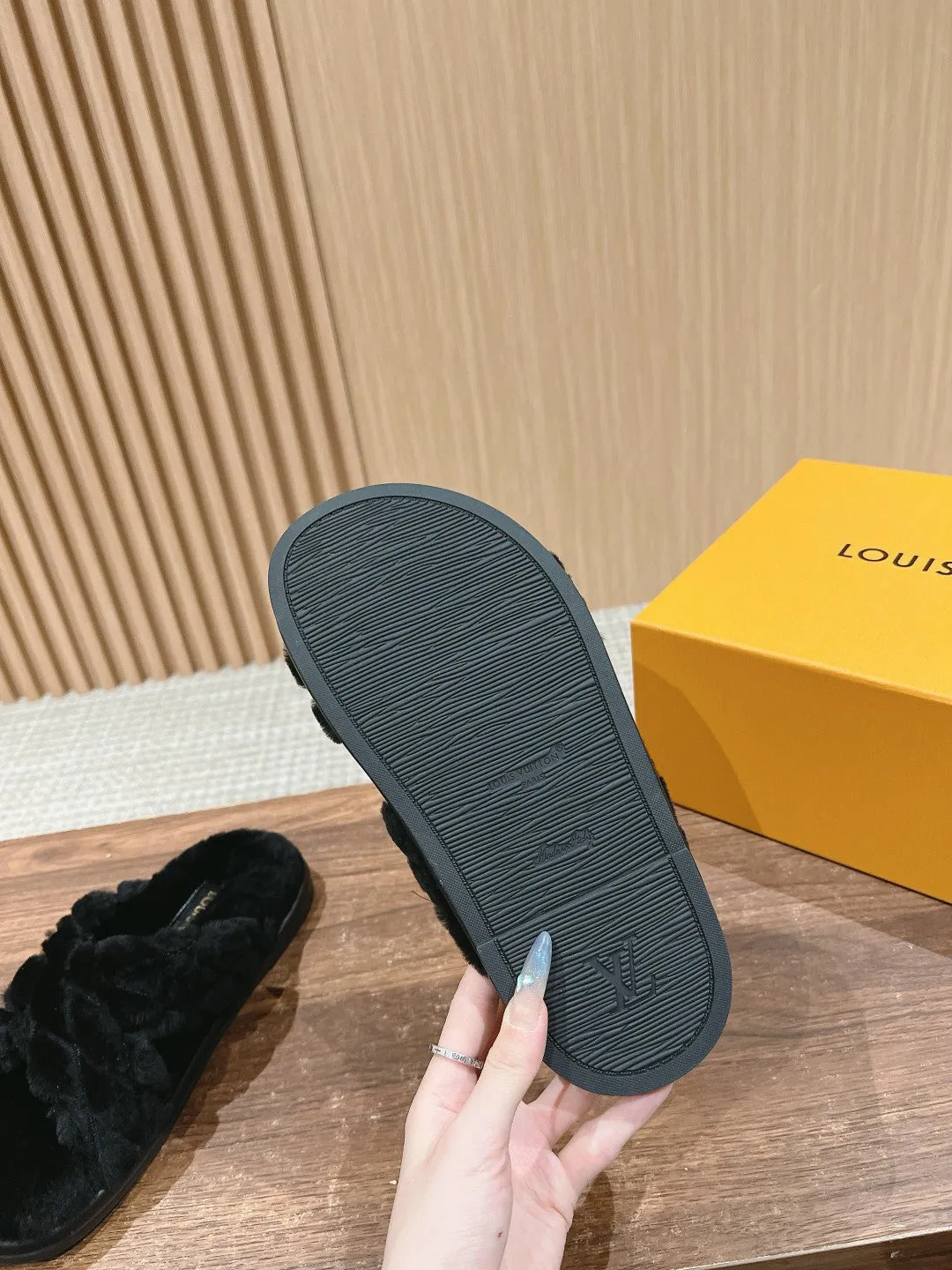 New wool embroidered flat slippers