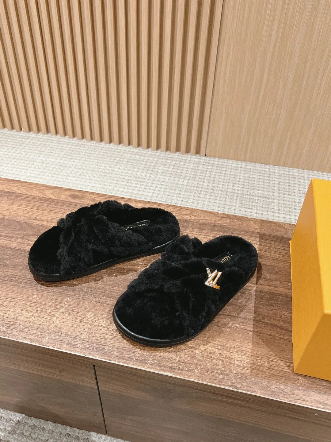 New wool embroidered flat slippers