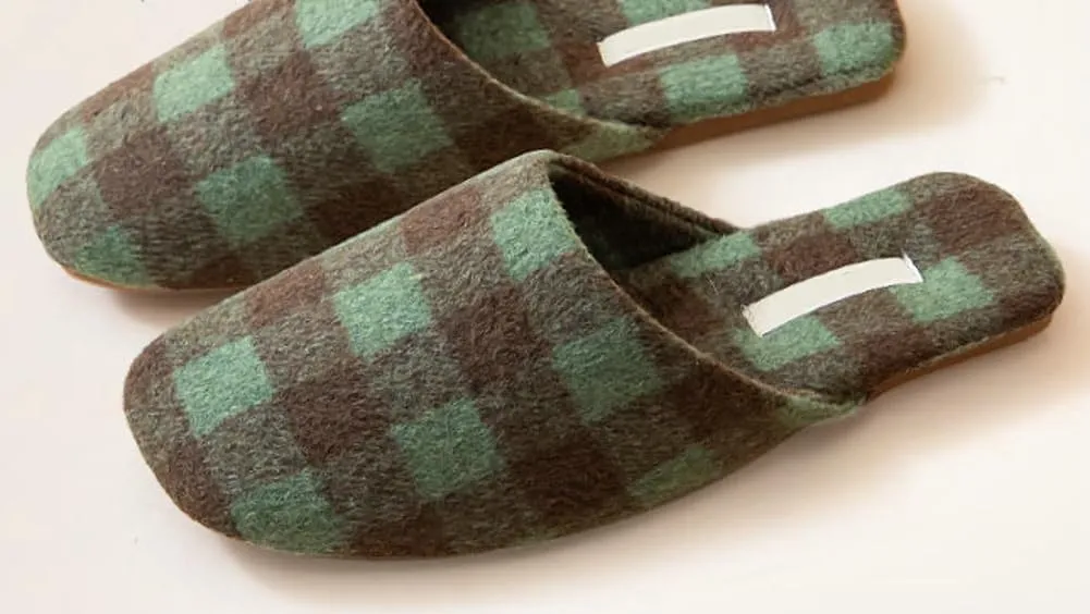 Plaid Slippers for Women Men Classic House Slippers Fuzzy Comfy Unisex House Shoes Bedroom Slippers Indoor Outdoor 2024 New