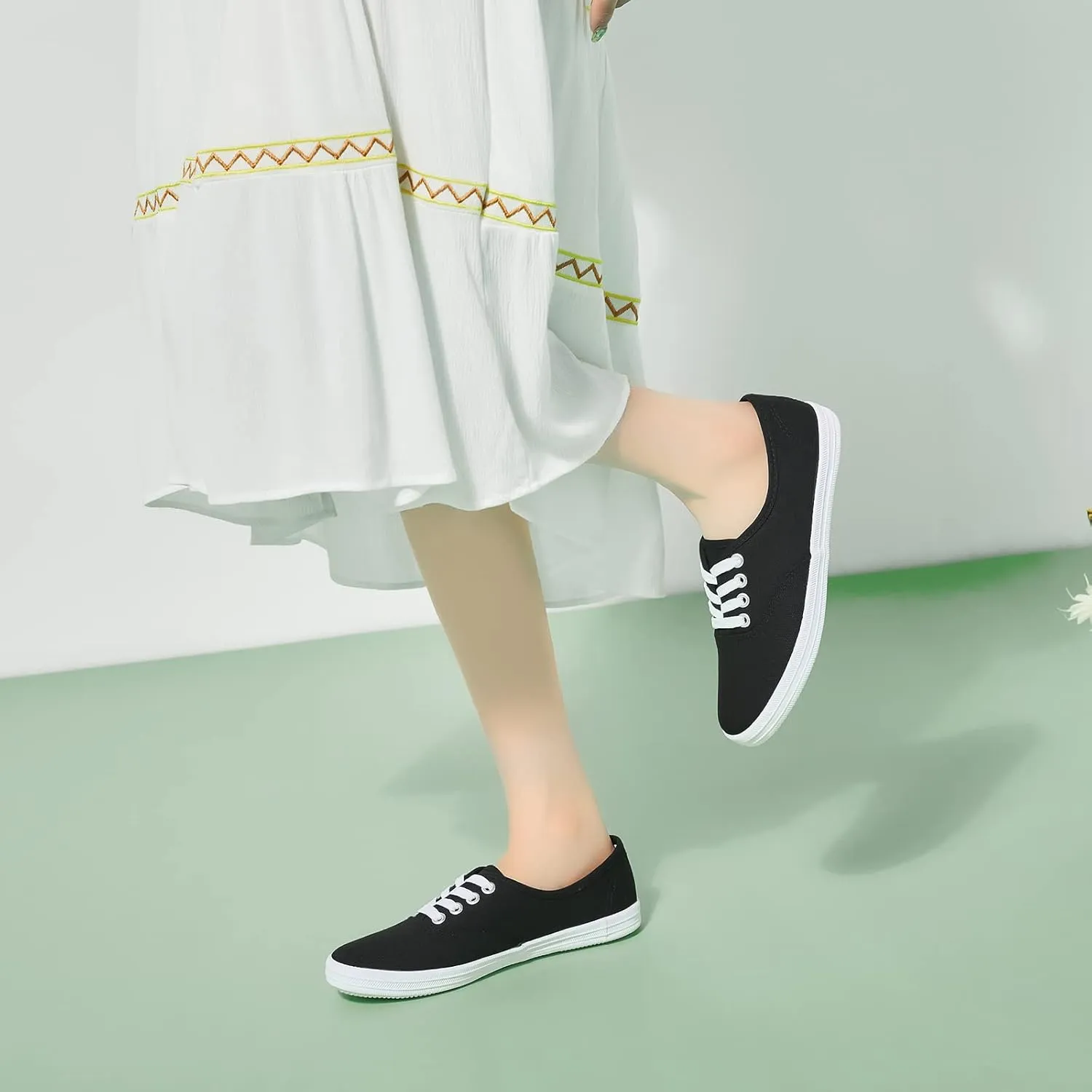 TUOPIN Womens White Canvas Sneakers Low Top Lace-up Canvas Shoes Lightweight Casual Tennis Shoes