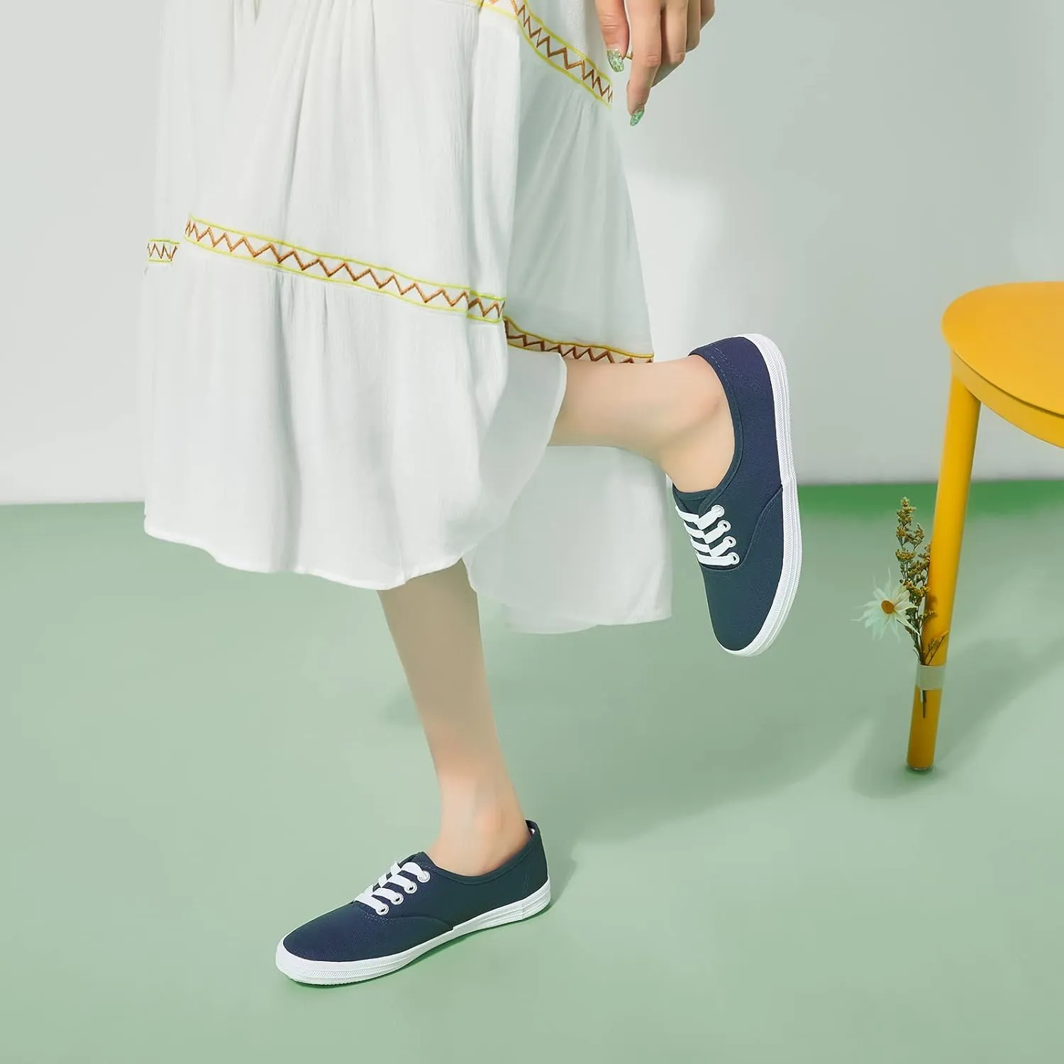 TUOPIN Womens White Canvas Sneakers Low Top Lace-up Canvas Shoes Lightweight Casual Tennis Shoes