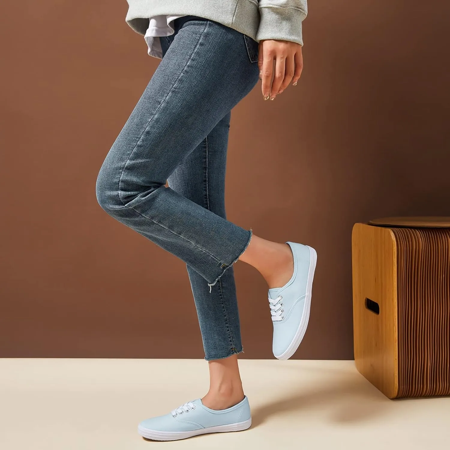 TUOPIN Womens White Canvas Sneakers Low Top Lace-up Canvas Shoes Lightweight Casual Tennis Shoes