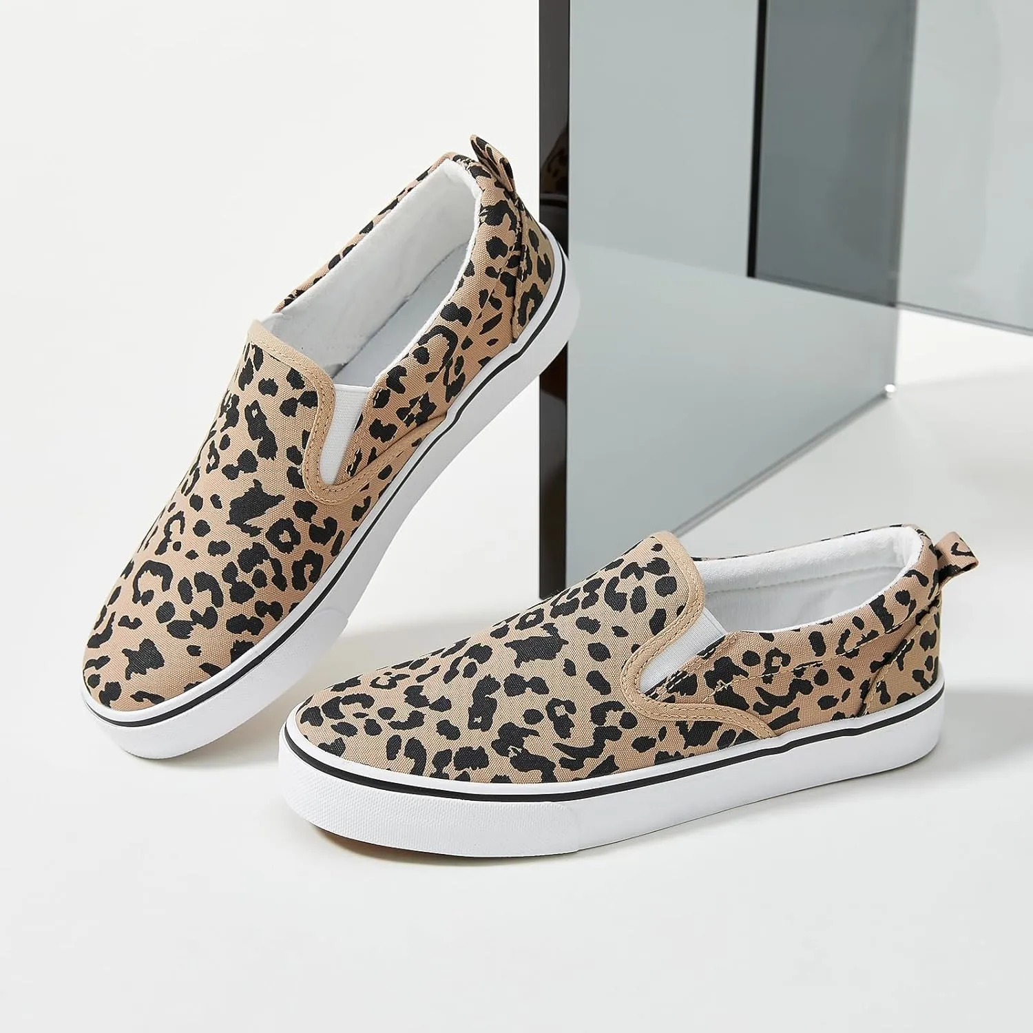 Women's Slip on Shoes Canvas Sneakers Loafers Non Slip Shoes Low Top Casual Shoes